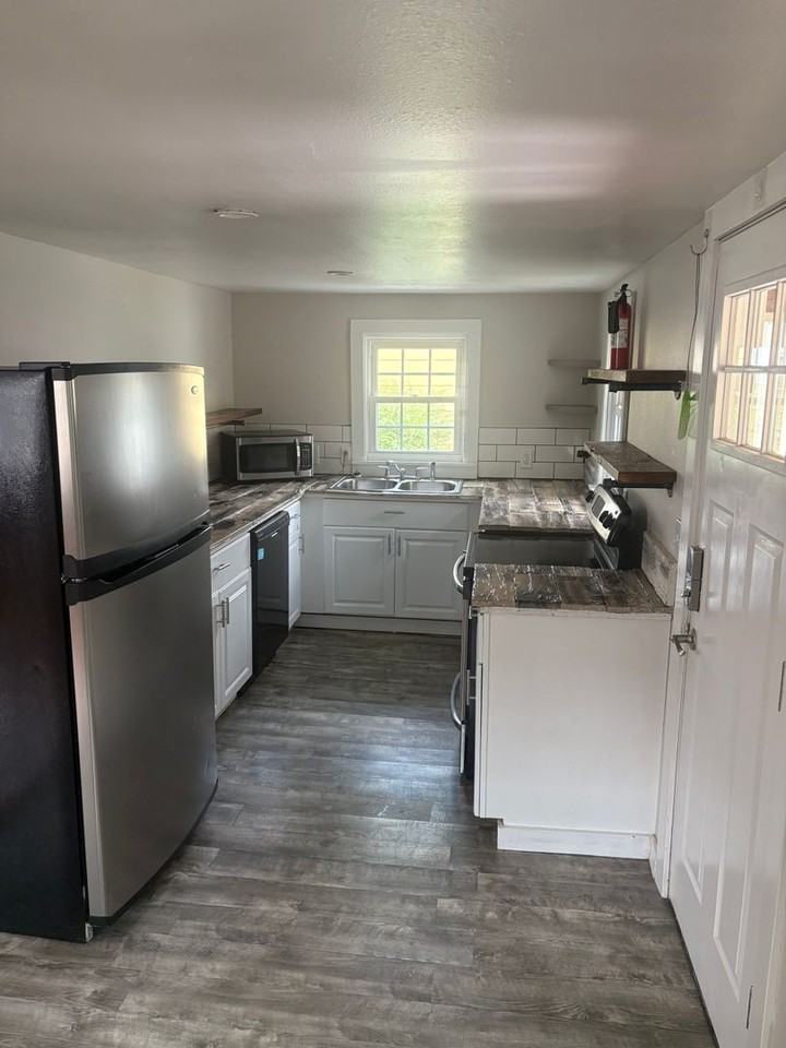 1519 Nelson St - Photo 7 of 12