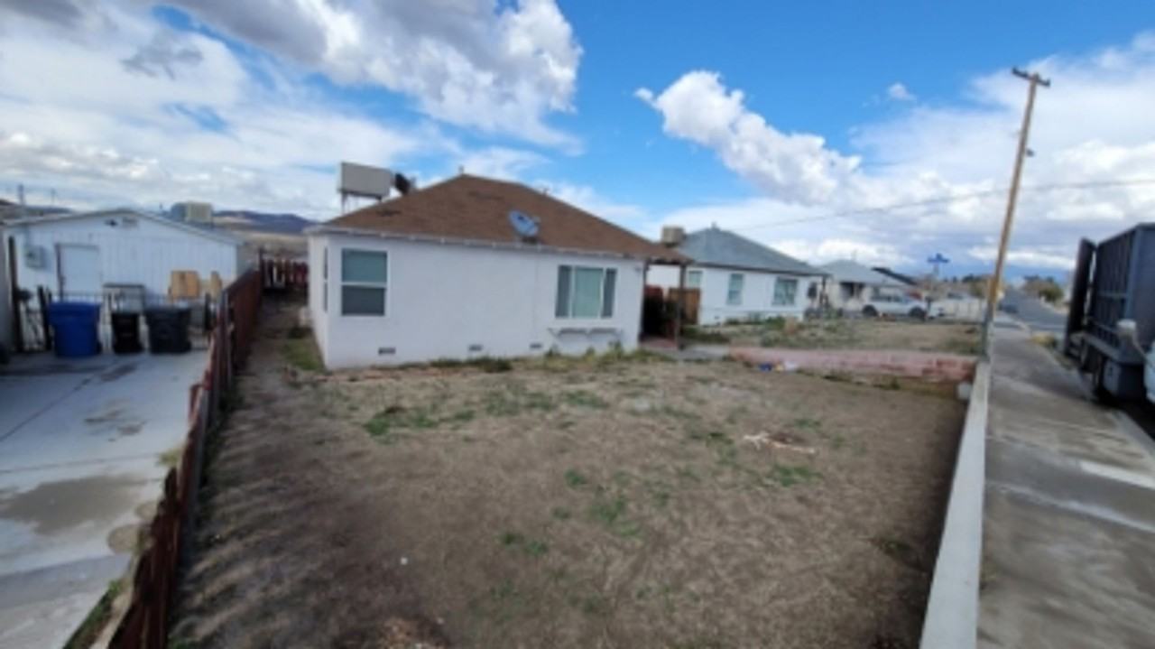1111 Flora St - Photo 3 of 18