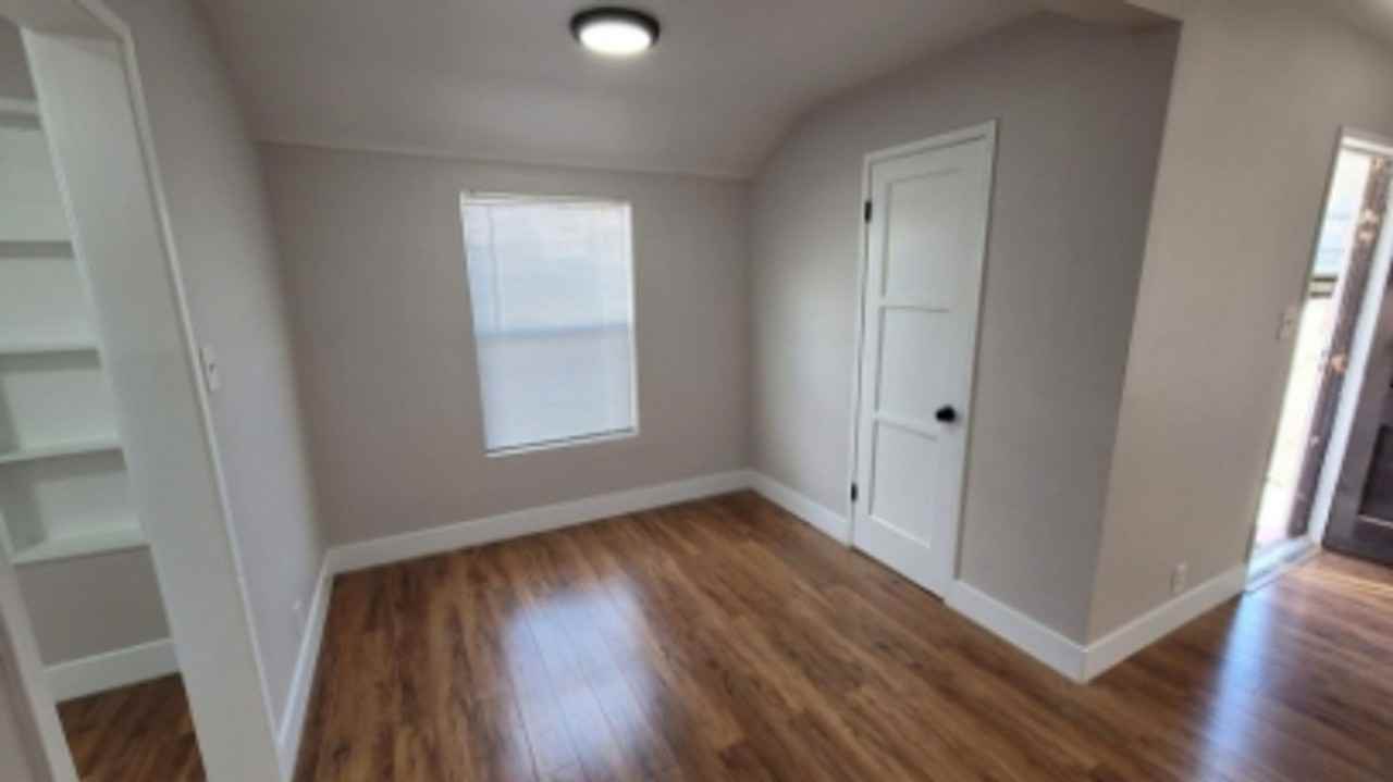 1111 Flora St - Photo 5 of 18