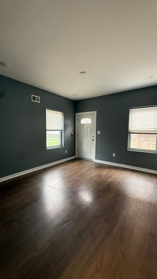 5328 Vine St - Photo 2 of 10