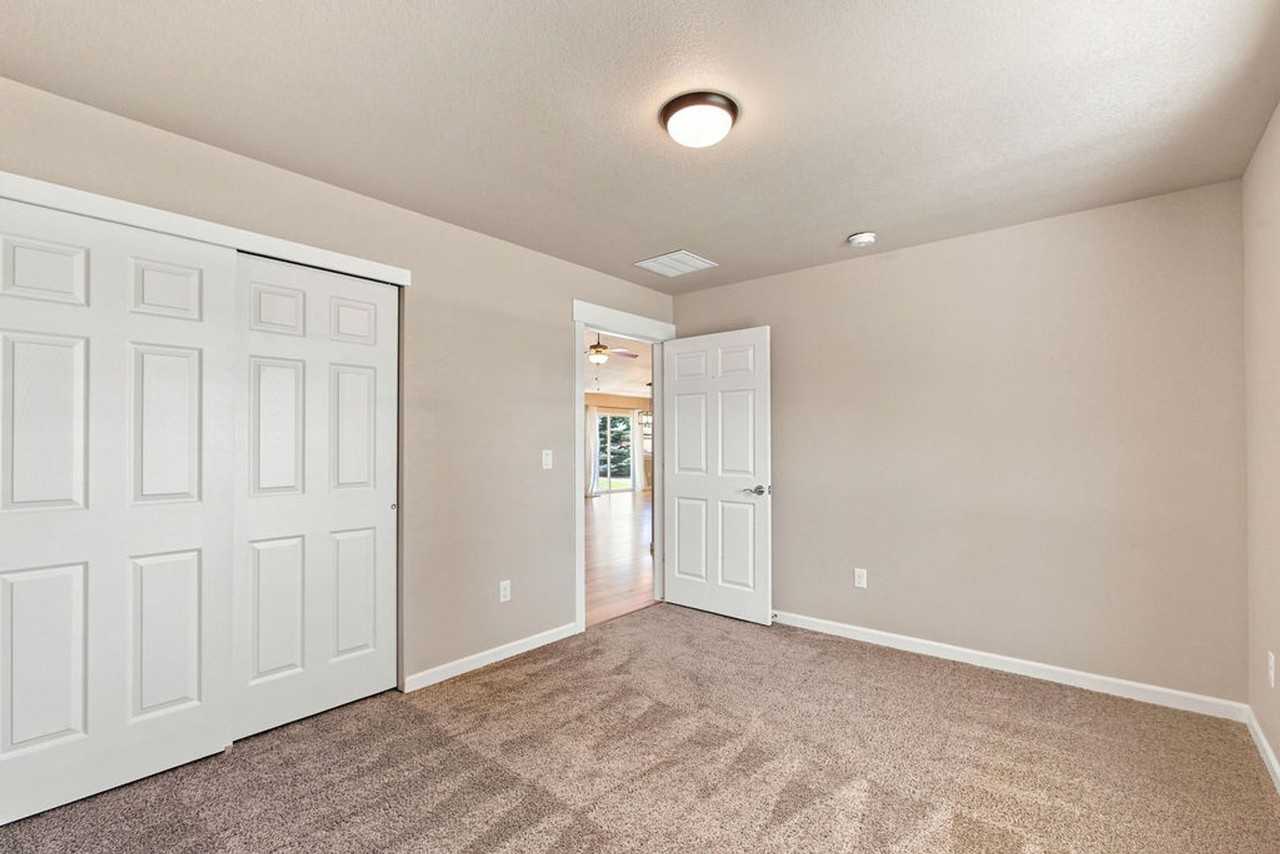 7407 Turnbull Ct - Photo 7 of 34