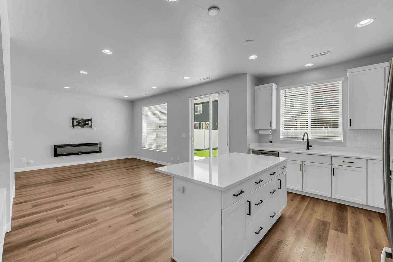 3062 S 2425 W - Photo 4 of 31