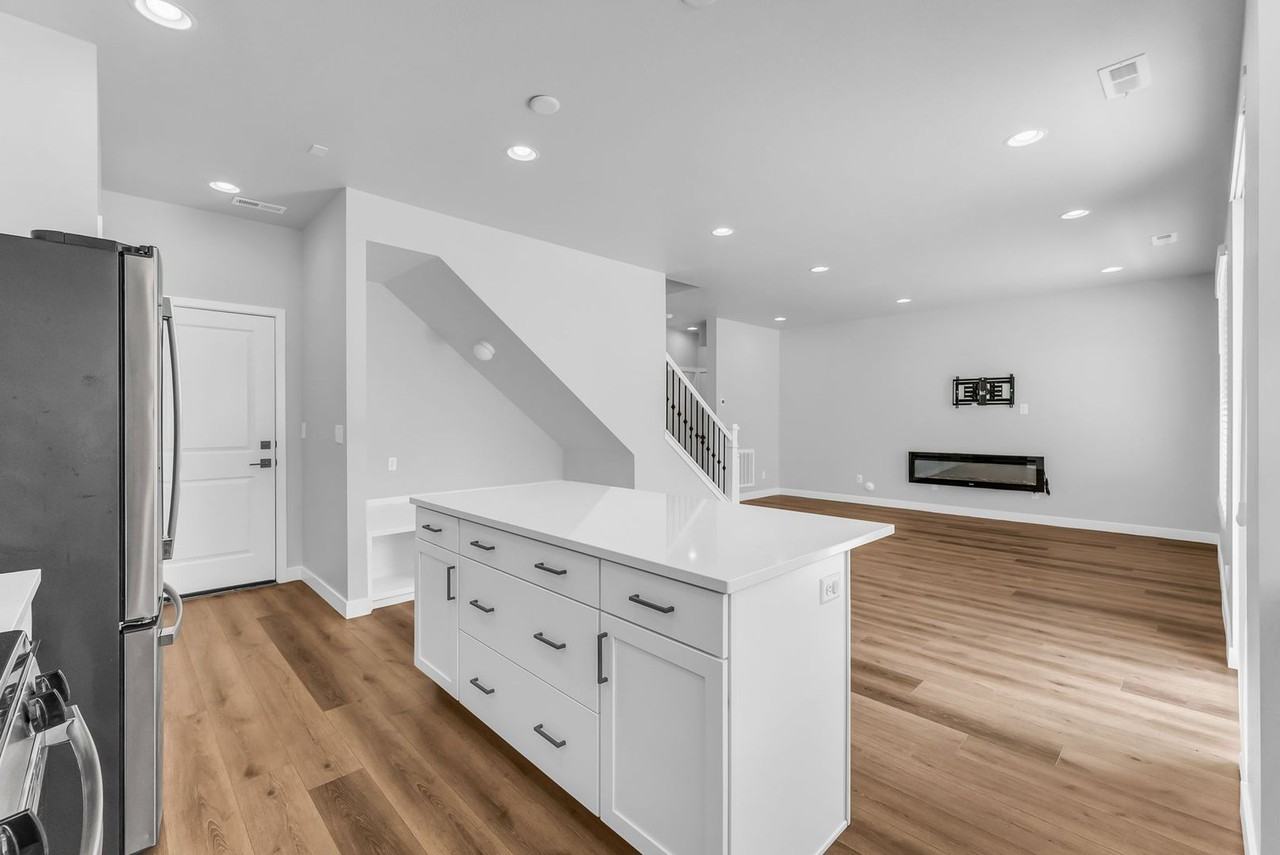 3062 S 2425 W - Photo 7 of 30