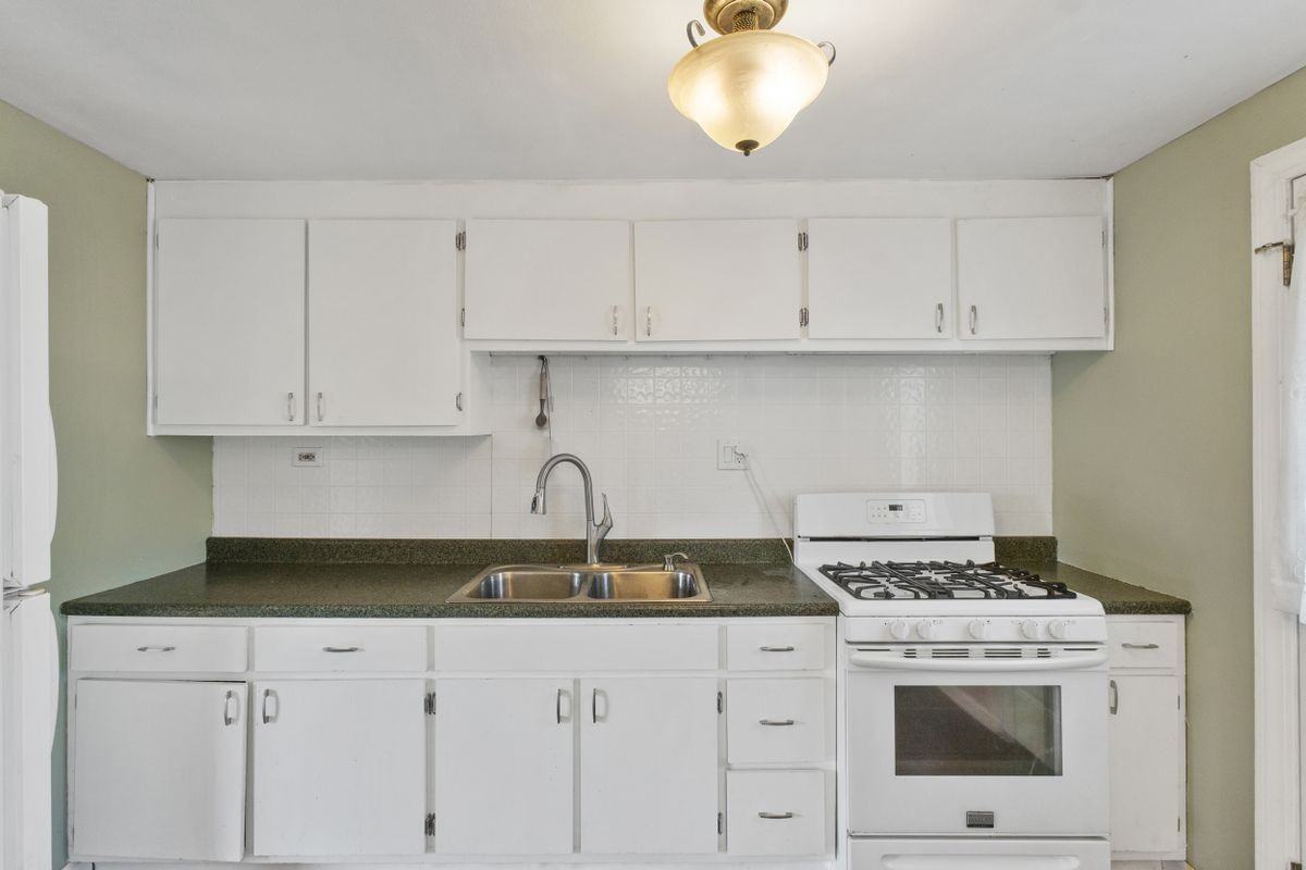 8245 Elaine Cir - Photo 3 of 31