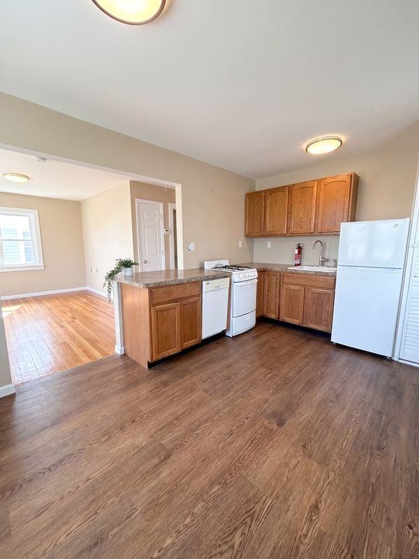 14 Lee Pl ##N - Photo 3 of 8