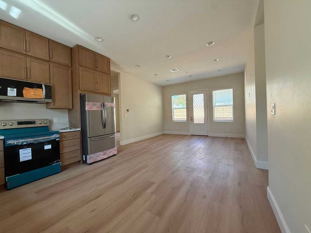 1140 W Donington St ##B - Photo 5 of 8