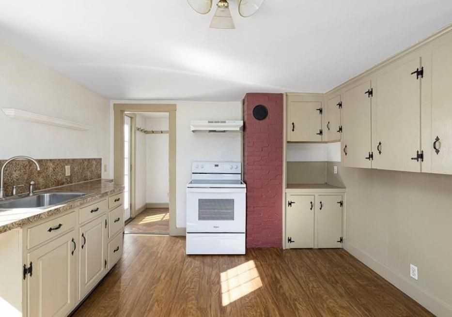1896 Middle Rd - Photo 5 of 33