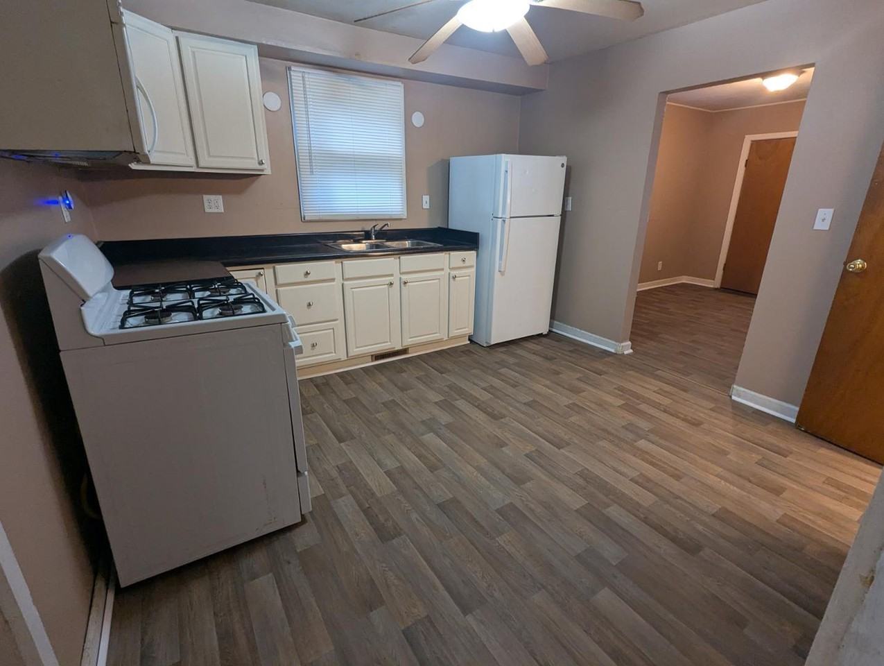 766 Redwood Ave - Photo 4 of 10