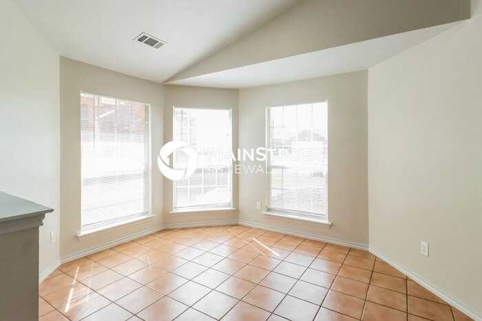 6448 Regina Dr - Photo 5 of 15