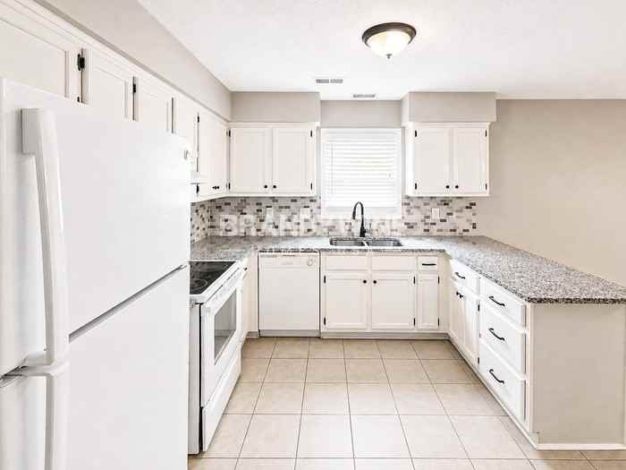 9040 Gardener Dr - Photo 6 of 26