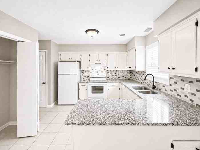 9040 Gardener Dr - Photo 7 of 26