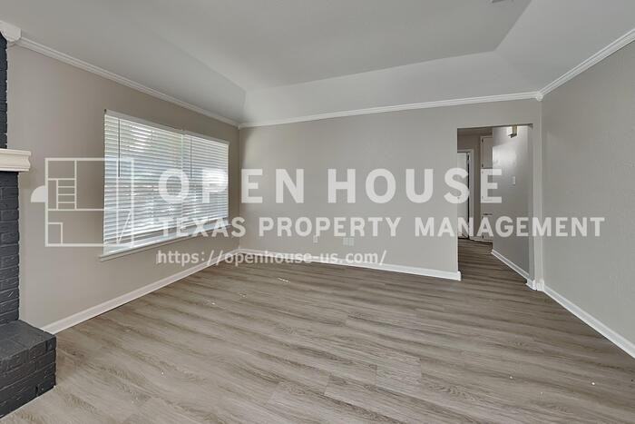 2424 Meadow Crk - Photo 4 of 23