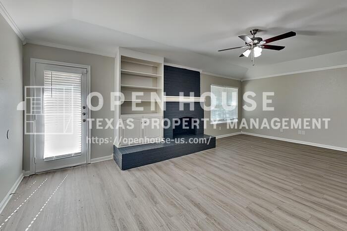 2424 Meadow Crk - Photo 5 of 23
