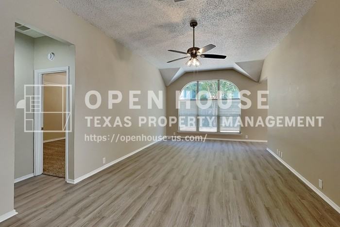 4733 Parkmount Dr - Photo 4 of 20