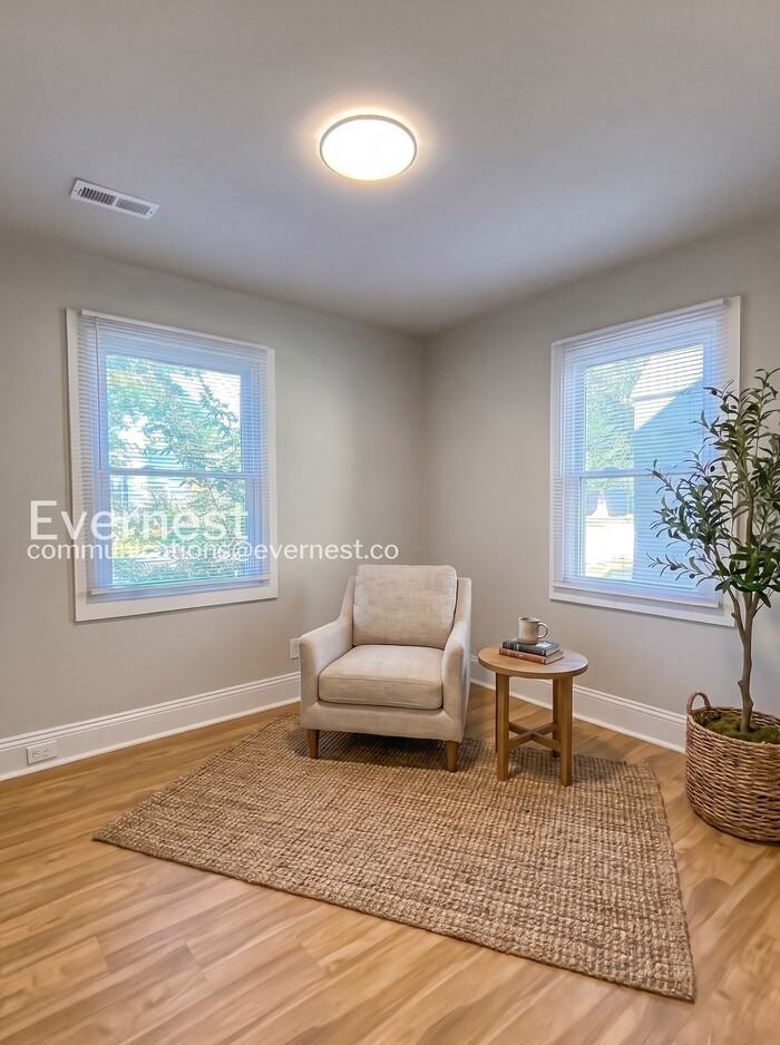 1402 E 18th St - Photo 5 of 18