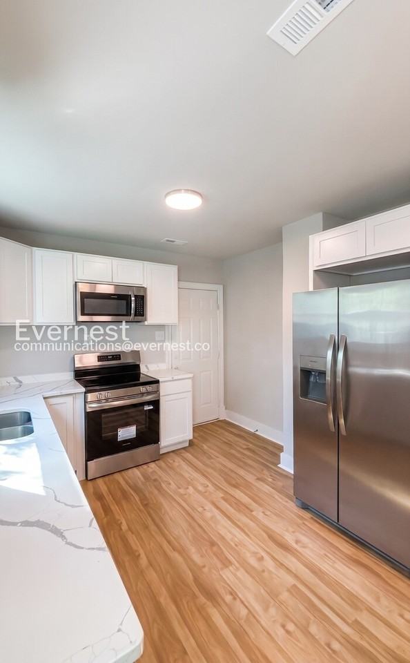 1402 E 18th St - Photo 6 of 18