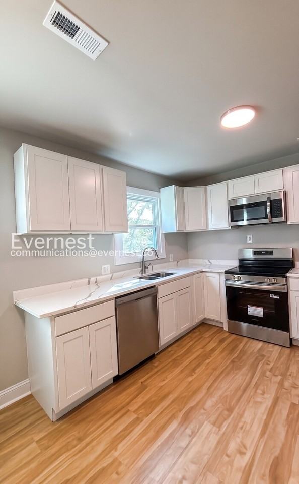 1402 E 18th St - Photo 7 of 18