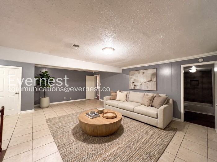 284 E Holmes Rd - Photo 3 of 26