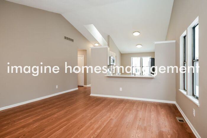 210 Maplelawn Dr - Photo 4 of 14