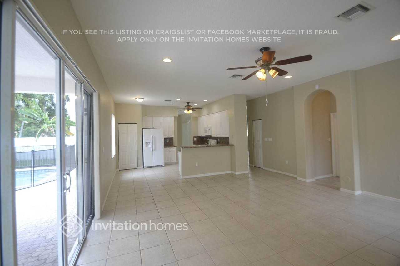 2048 Sw 176th Ter - Photo 5 of 12