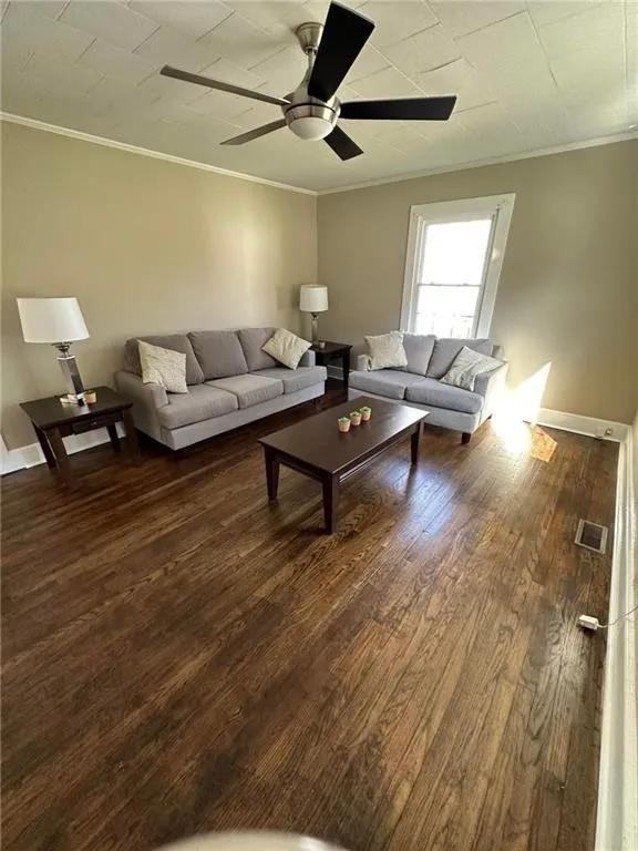 311 Hawthorne Ln - Photo 3 of 16