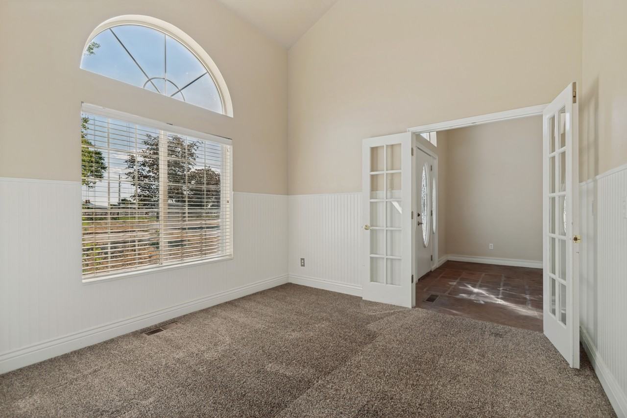 418 W Quail Run Rd #1 - Photo 4 of 33