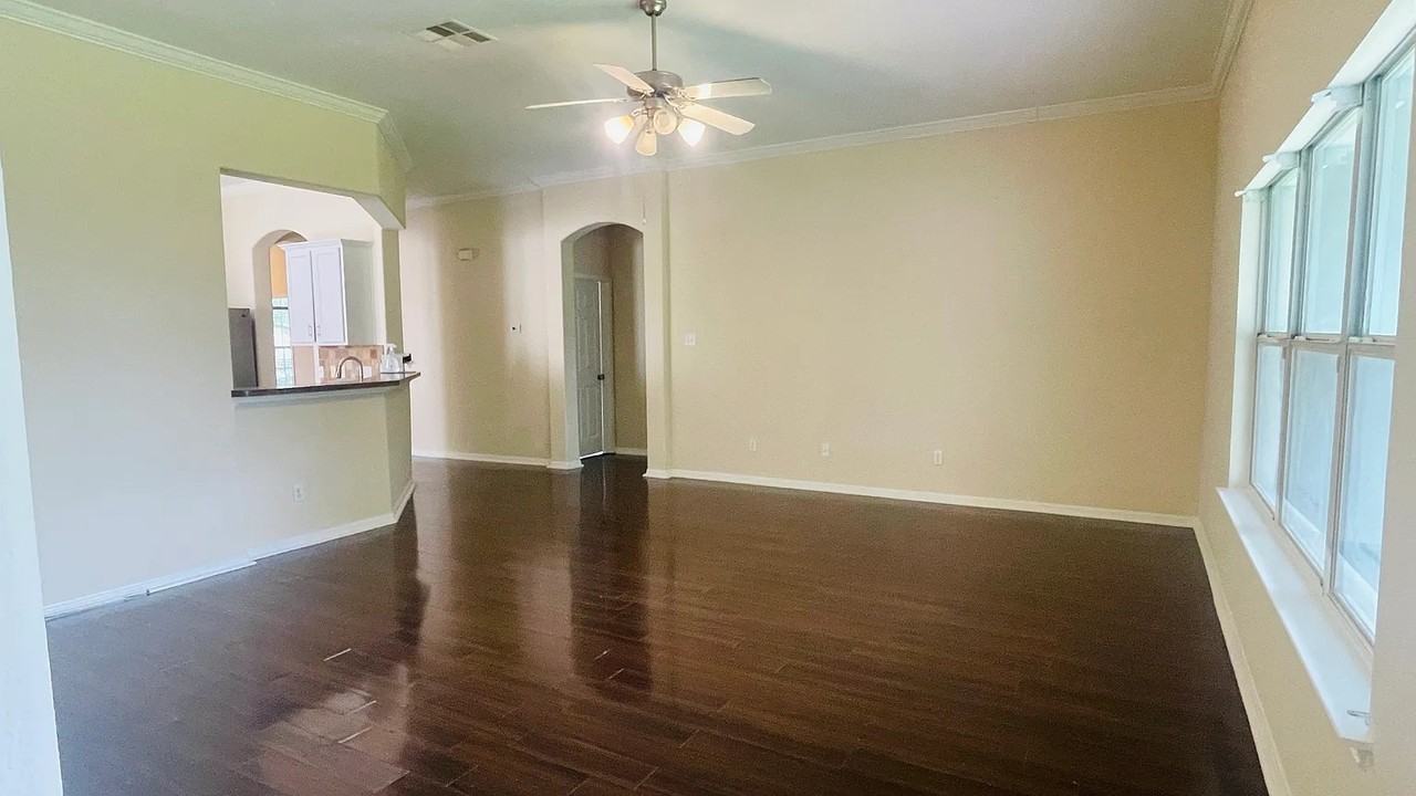 6805 Cromarty Ln - Photo 3 of 13