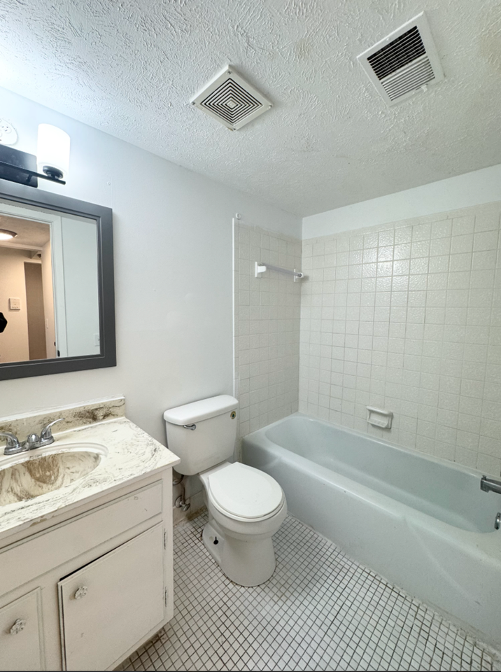 7810 Blondo St - Photo 2 of 13