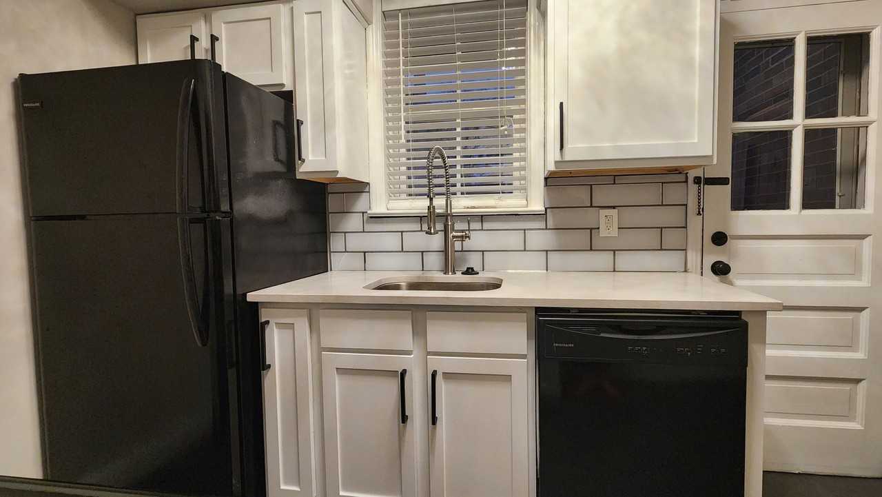 1026 Sanford Avenue - Photo 3 of 26