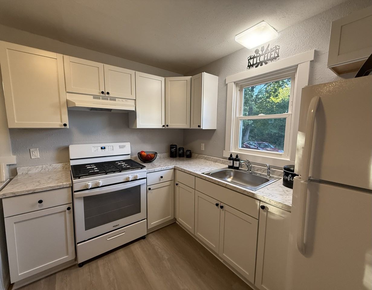 1228 Oakland Ave #1 - Photo 3 of 10