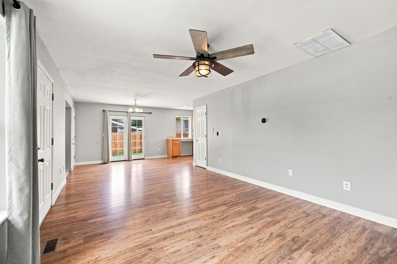 403 Broadview Dr - Photo 4 of 17