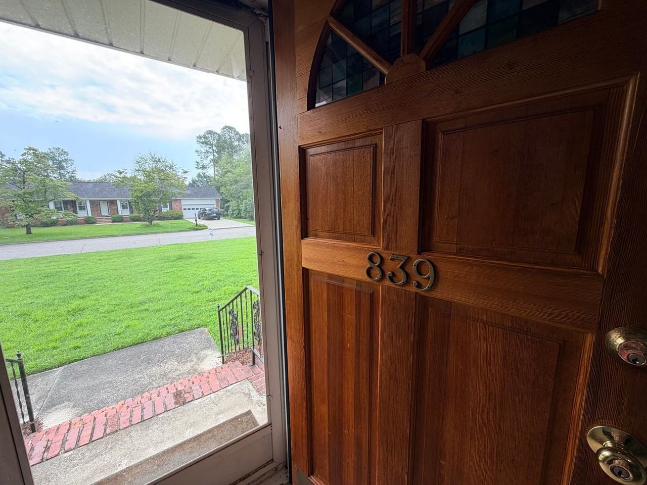 839 Malibu Dr - Photo 2 of 35