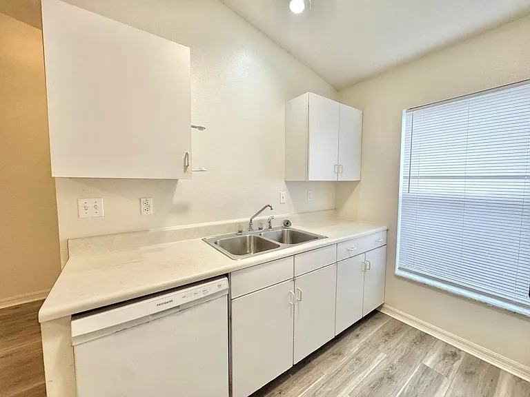 3228 Courtney Dr #3228 - Photo 5 of 34