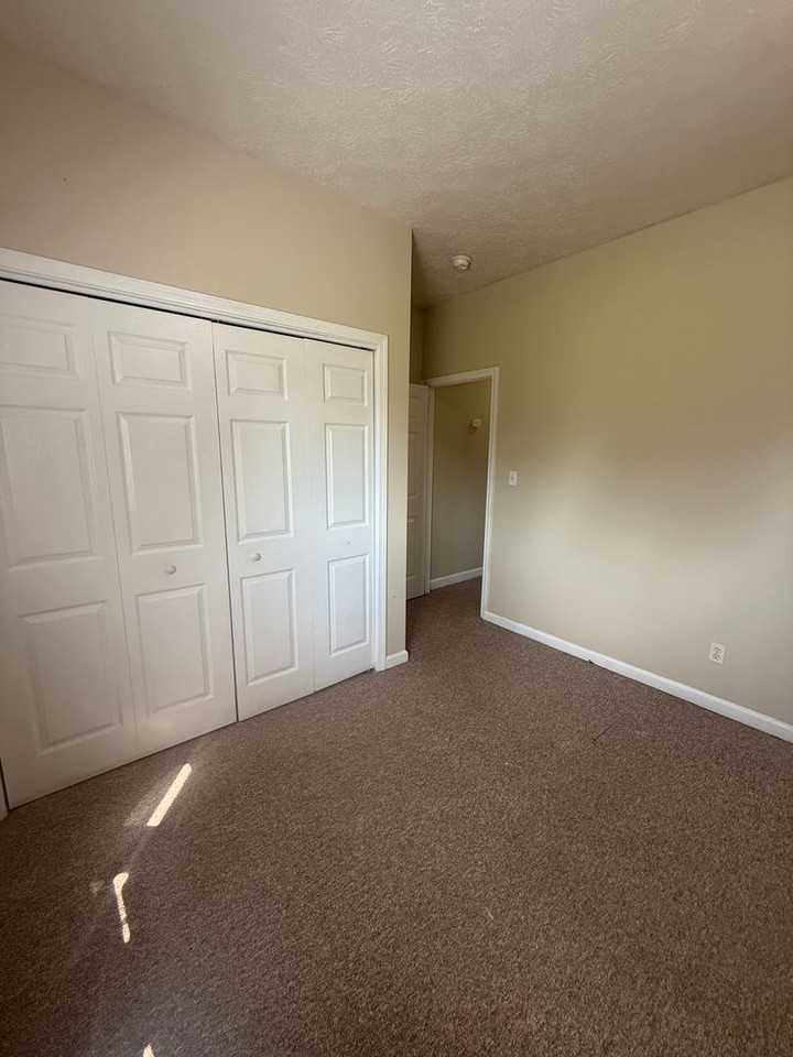 1914 N Old Mill Rd - Photo 3 of 6