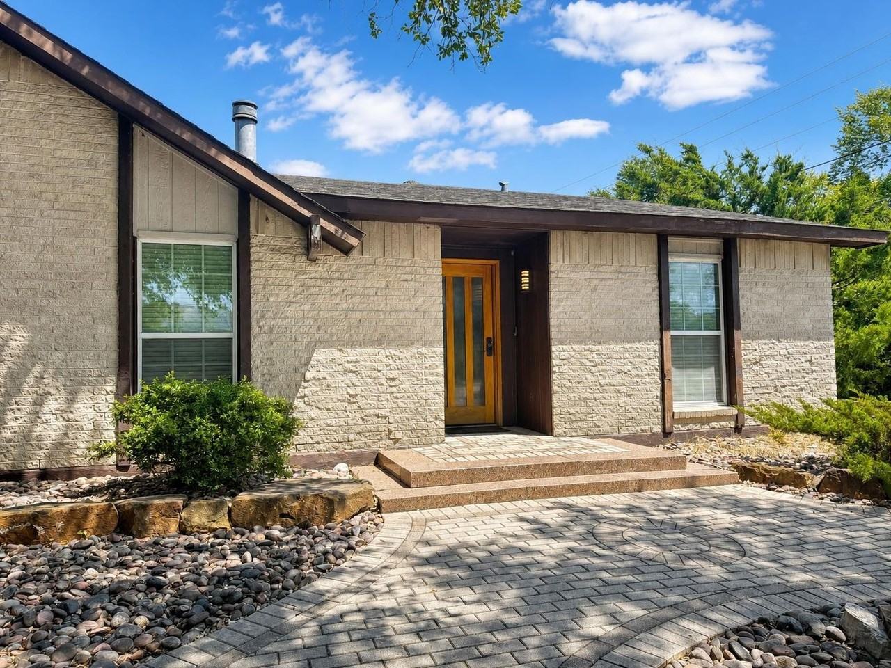 11067 Wallbrook Dr - Photo 4 of 28