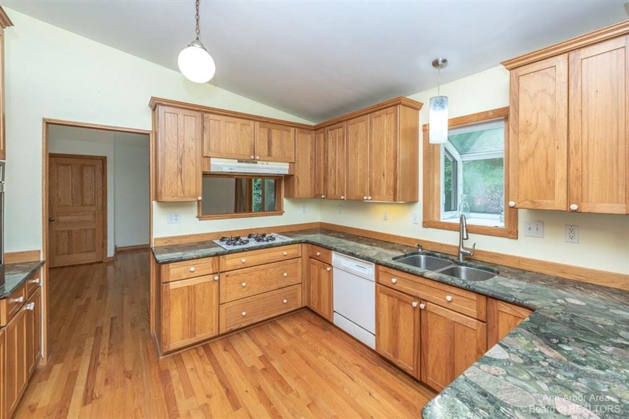 7870 Chamberlin Rd - Photo 4 of 50