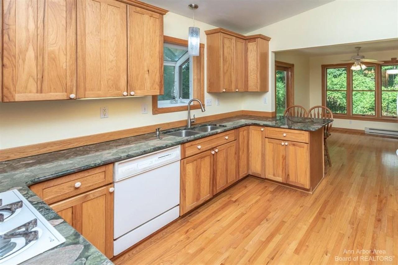 7870 Chamberlin Rd - Photo 5 of 50