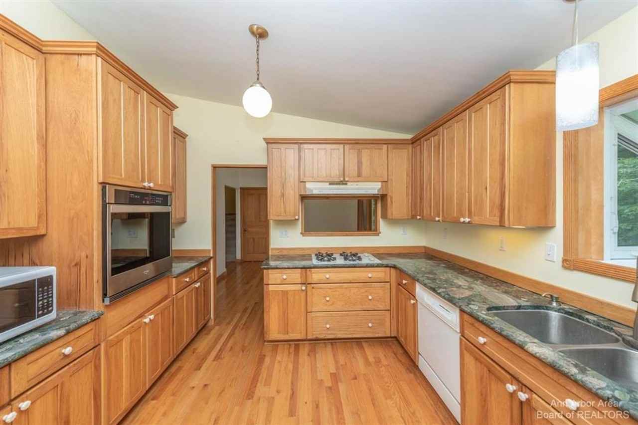 7870 Chamberlin Rd - Photo 6 of 50