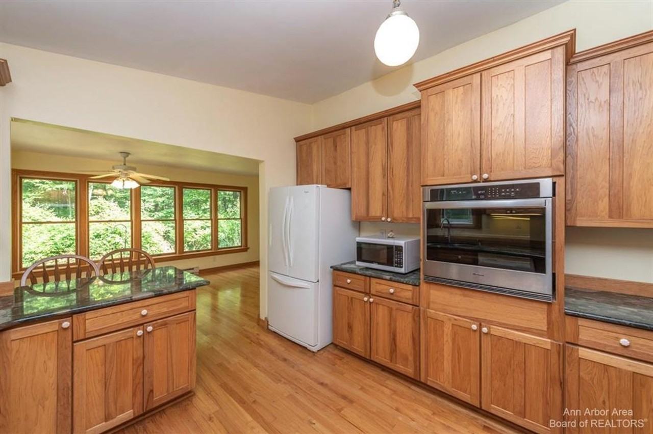 7870 Chamberlin Rd - Photo 7 of 50