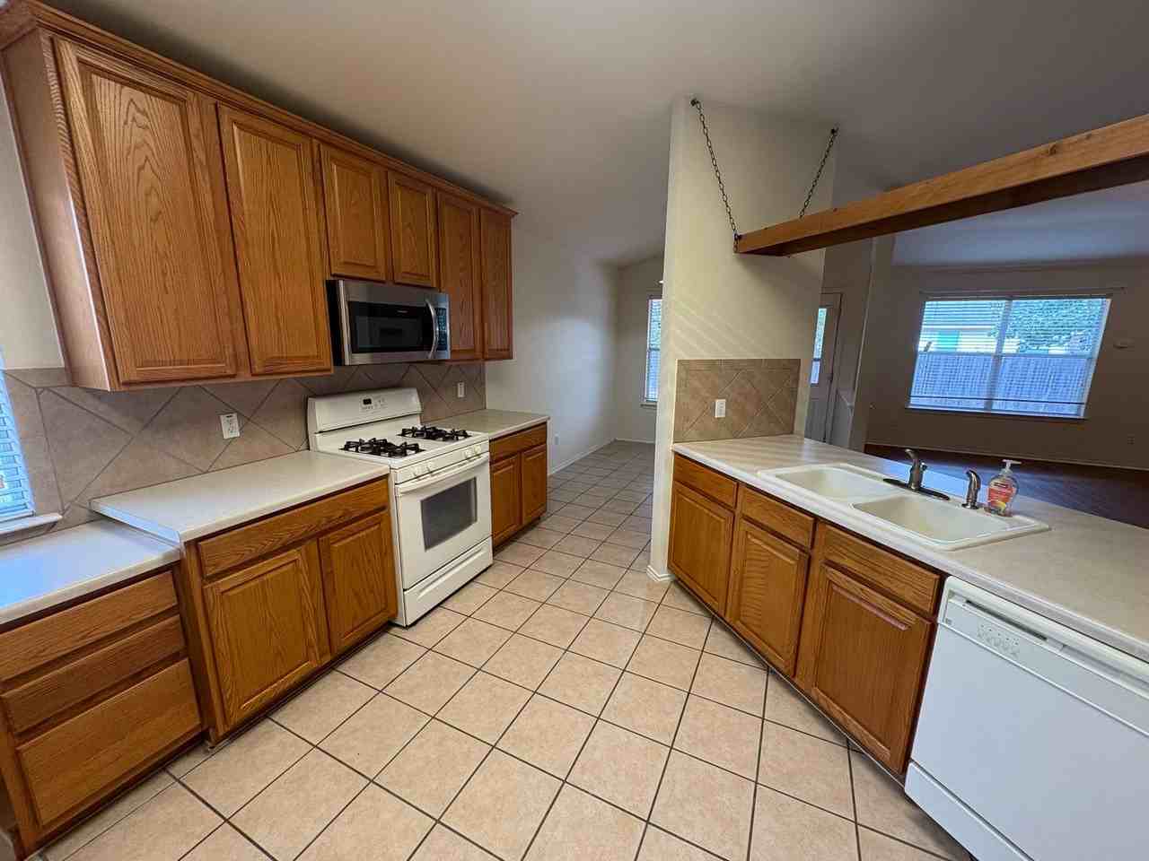 2100 Mir Woods Dr - Photo 7 of 34