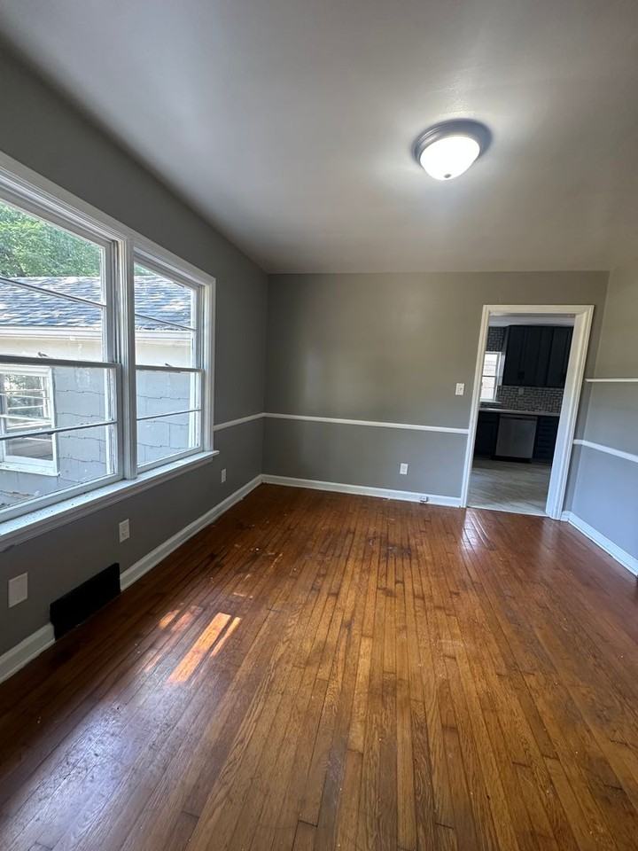 623 W Broadmoor St - Photo 2 of 7