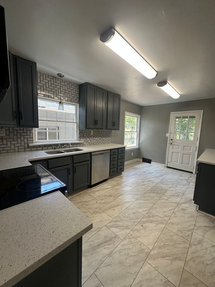 623 W Broadmoor St - Photo 3 of 7