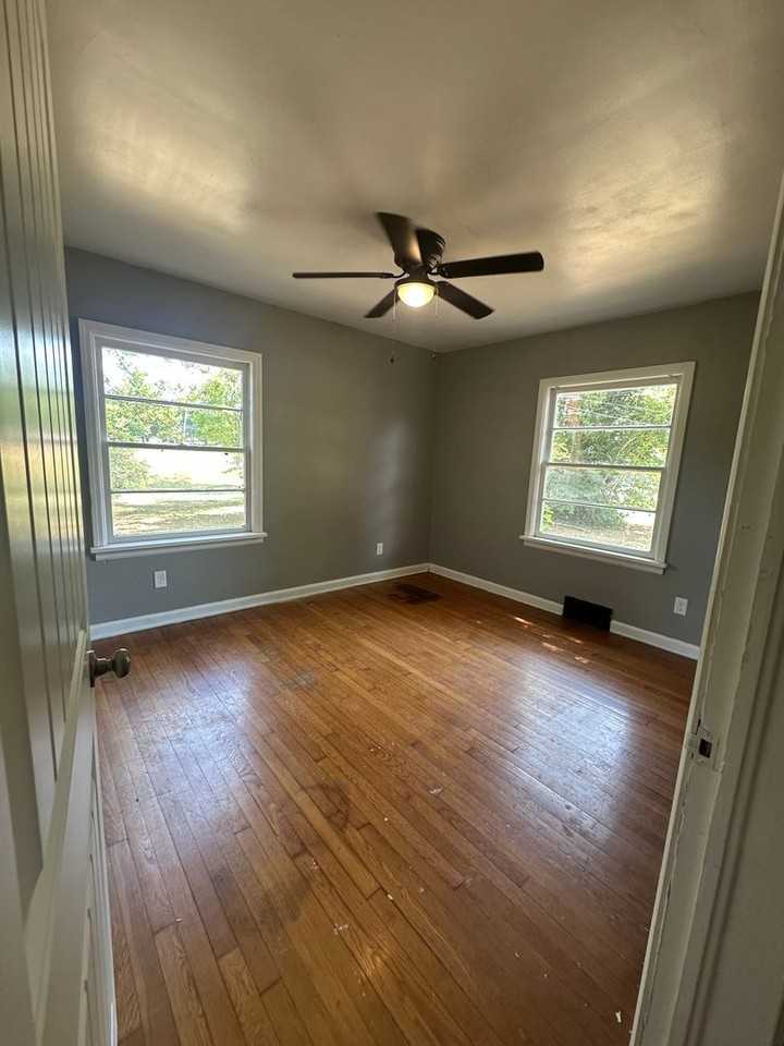 623 W Broadmoor St - Photo 4 of 7