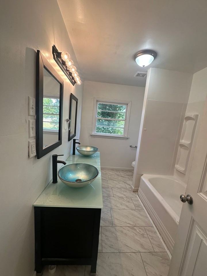 623 W Broadmoor St - Photo 5 of 7