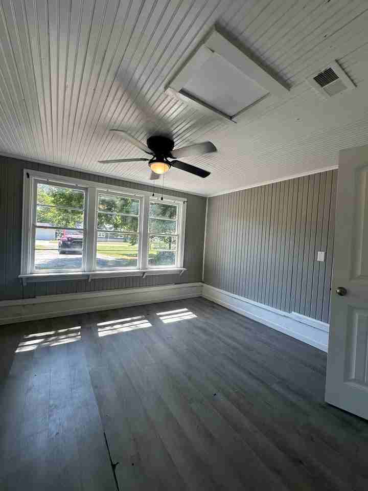 623 W Broadmoor St - Photo 6 of 7