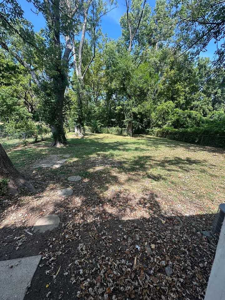 623 W Broadmoor St - Photo 7 of 7