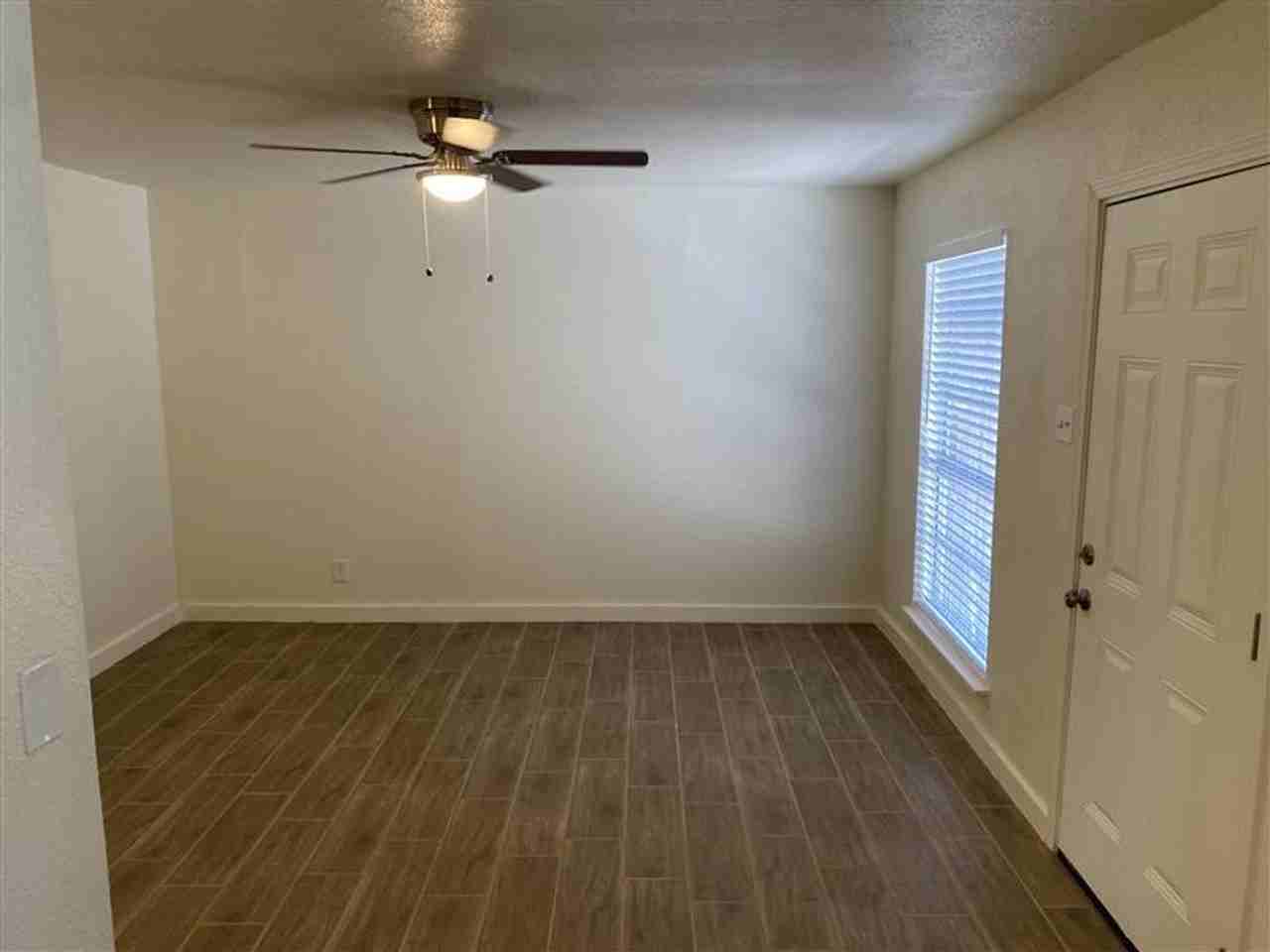 5514 Little Creek St - Photo 4 of 15