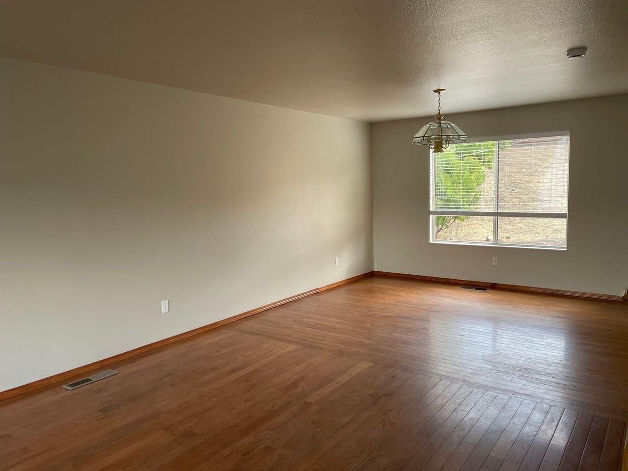 8024 Moss Creek Dr - Photo 4 of 14