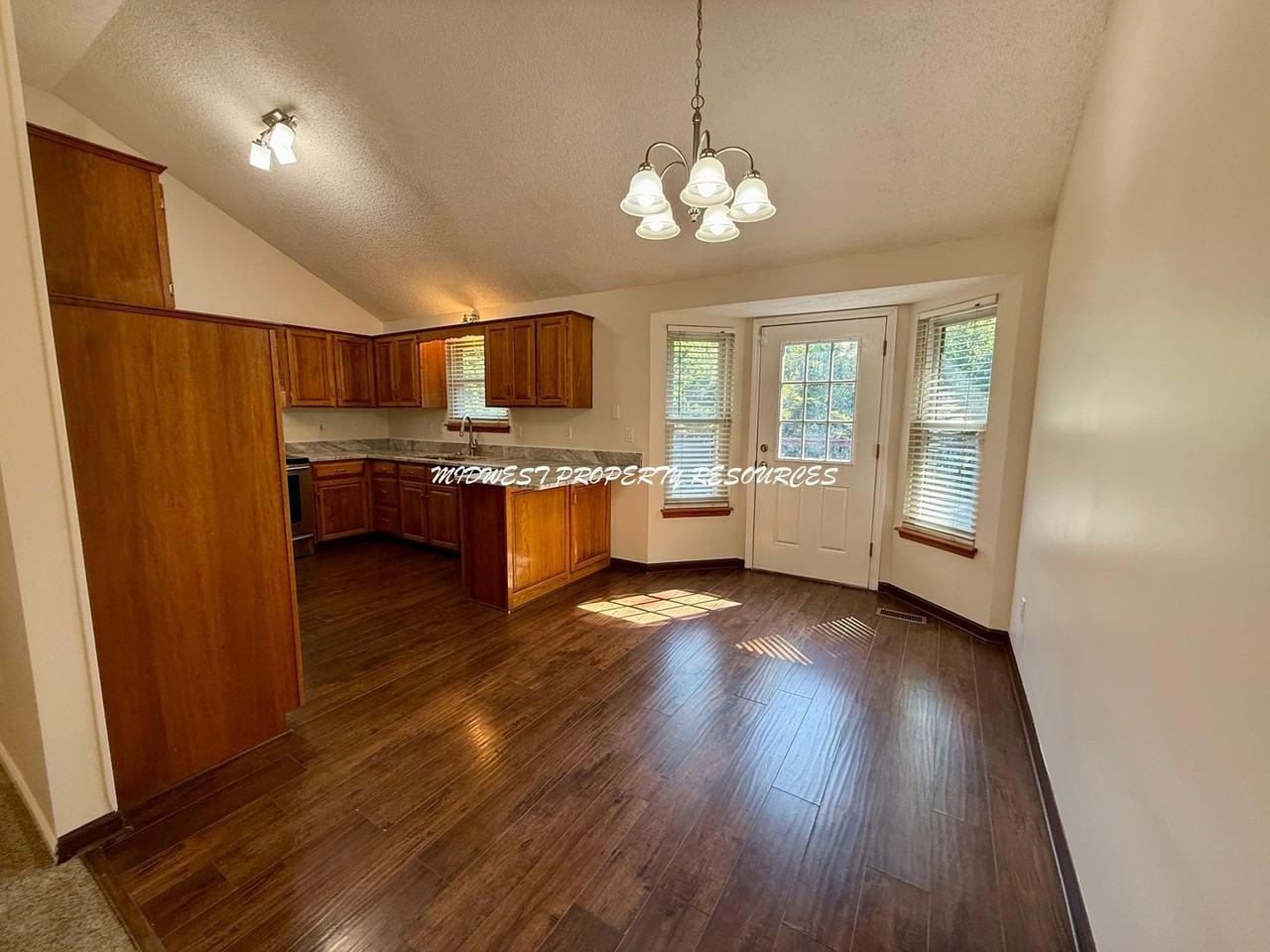 719 S Park Dr - Photo 4 of 23