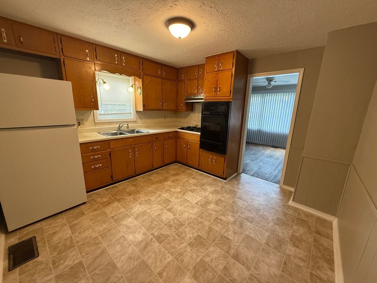 2910 S Vine St - Photo 4 of 9